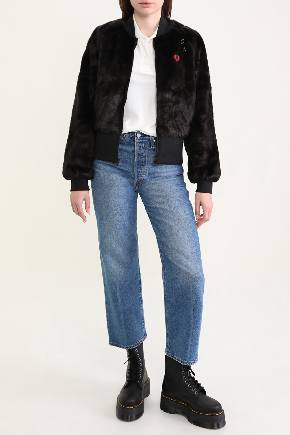 חולצת פולו לבנה עם עיטורים שחורים